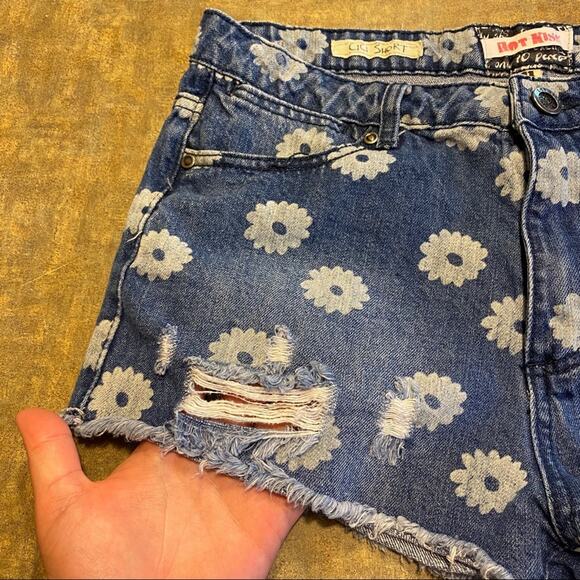 Hot Kiss Cici Ripped Floral Jean Shorts Junior's Size 11 Distressed Raw Hem - Picture 2 of 6
